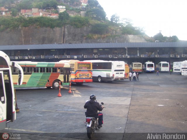 Garajes Paradas y Terminales Caracas por Alvin Rondn