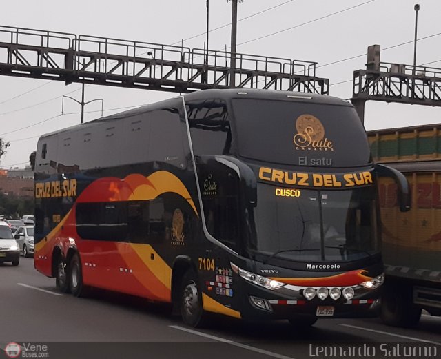 Transportes Cruz del Sur S.A.C. 7104 por Leonardo Saturno