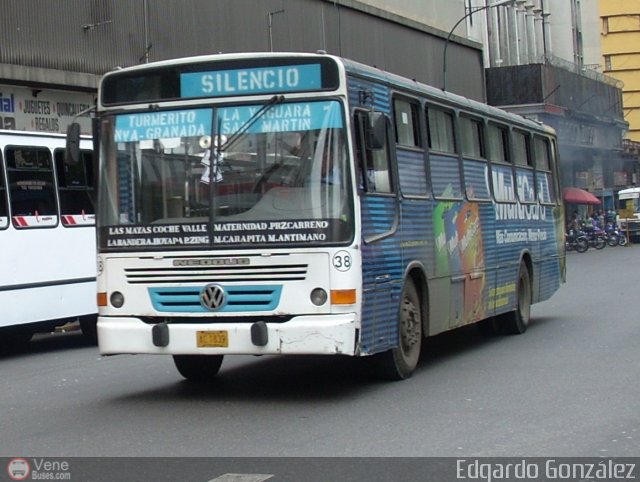 DC - Autobuses de El Manicomio C.A 38 por Edgardo Gonz�lez