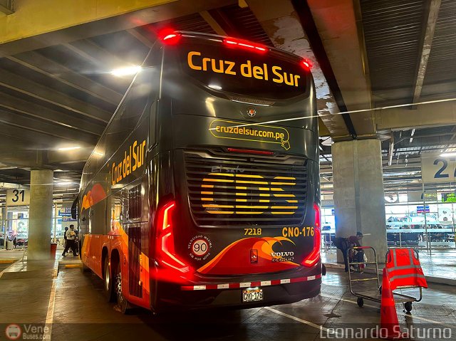 Transportes Cruz del Sur S.A.C. 7218 por Leonardo Saturno
