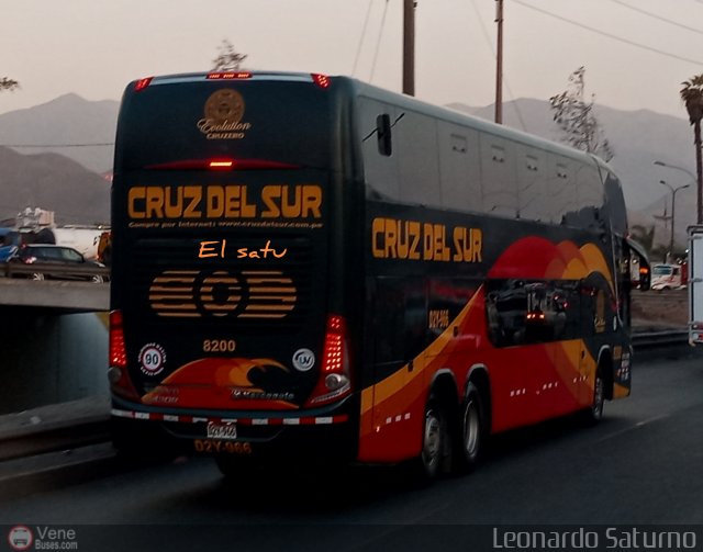 Transportes Cruz del Sur S.A.C. 8200 por Leonardo Saturno