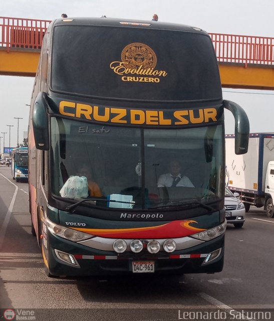 Transportes Cruz del Sur S.A.C. 8228 por Leonardo Saturno