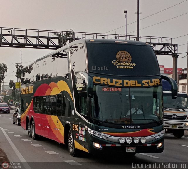 Transportes Cruz del Sur S.A.C. 8192 por Leonardo Saturno