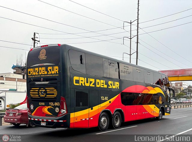 Transportes Cruz del Sur S.A.C. 8268 por Leonardo Saturno