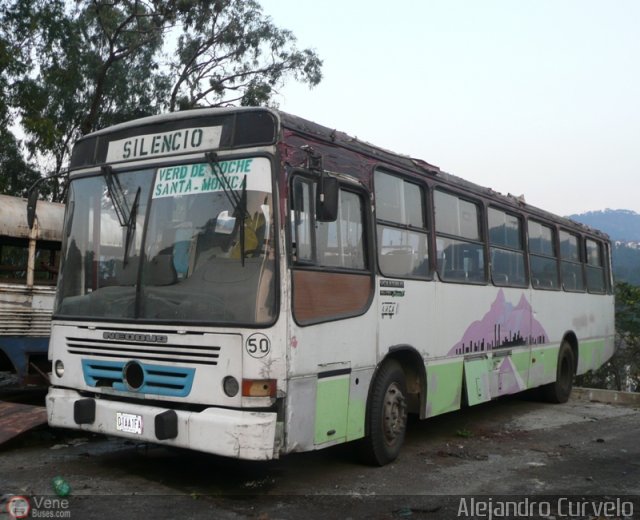 DC - Autobuses de El Manicomio C.A 50 por Alejandro Curvelo