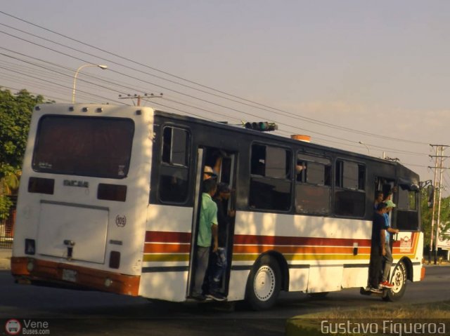 Particular o Desconocido 0617 por Gustavo Figueroa