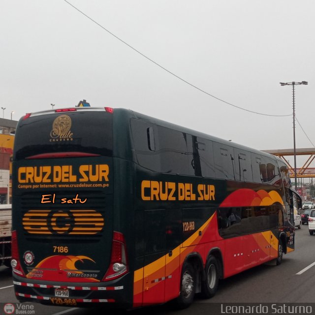 Transportes Cruz del Sur S.A.C. 7186 por Leonardo Saturno