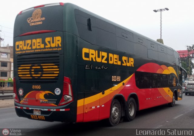 Transportes Cruz del Sur S.A.C. 8166 por Leonardo Saturno