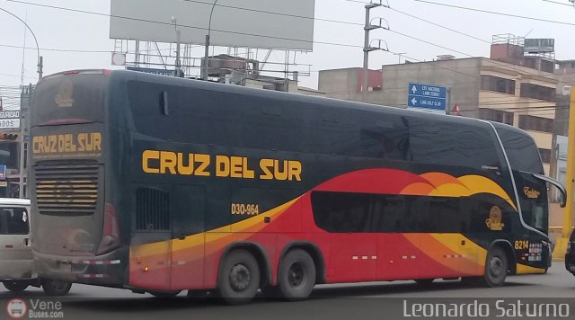 Transportes Cruz del Sur S.A.C. 8214 por Leonardo Saturno