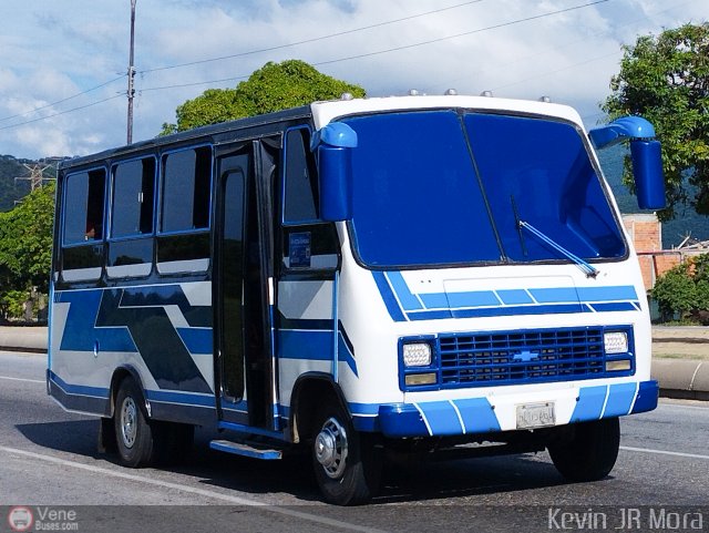 Particular o Desconocido 0065 por Kevin Mora