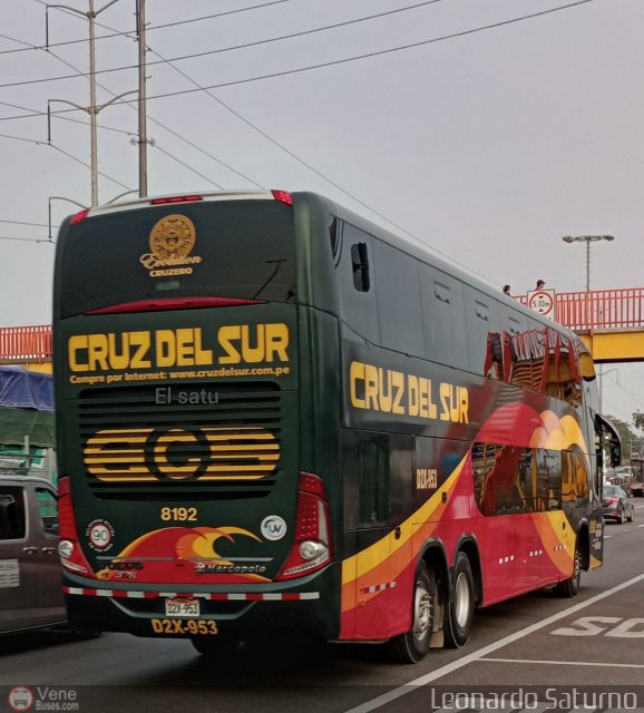 Transportes Cruz del Sur S.A.C. 8192 por Leonardo Saturno
