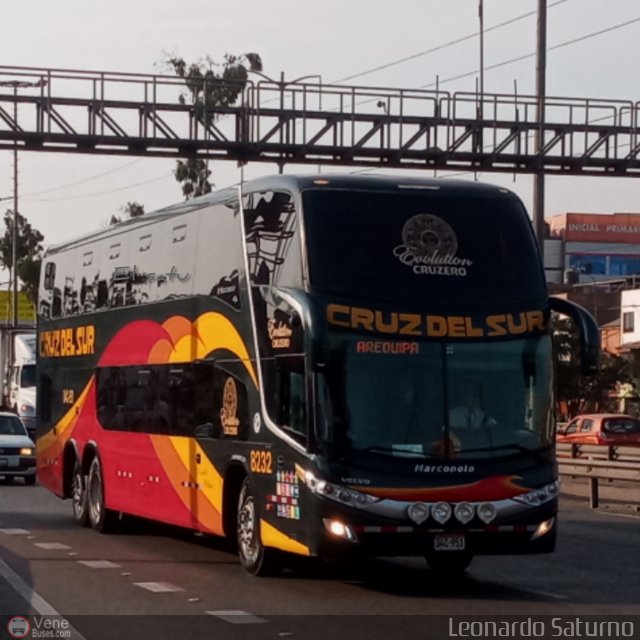 Transportes Cruz del Sur S.A.C. 8232 por Leonardo Saturno