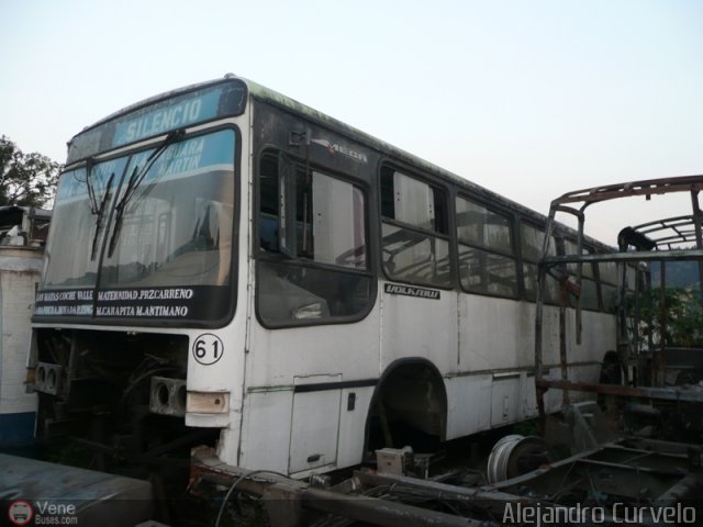 DC - Autobuses de El Manicomio C.A 61 por Alejandro Curvelo