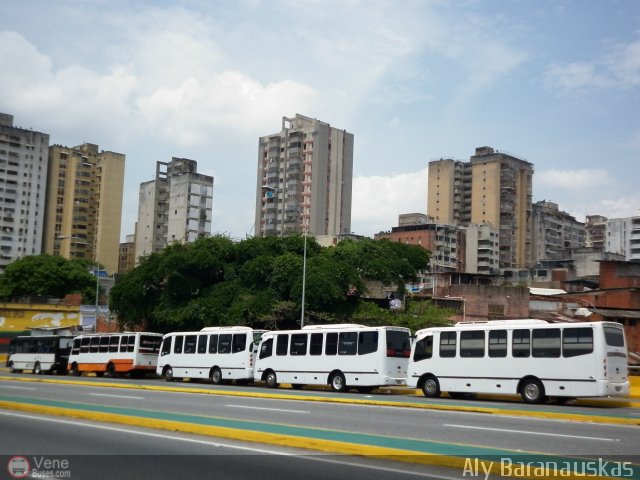 Garajes Paradas y Terminales Caracas por Aly Baranauskas