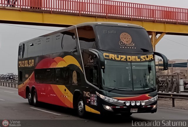 Transportes Cruz del Sur S.A.C. 7142 por Leonardo Saturno