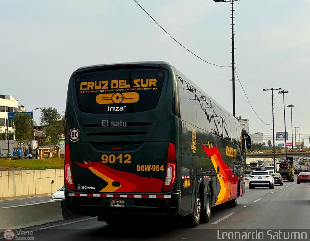 Transportes Cruz del Sur S.A.C. 9012 por Leonardo Saturno