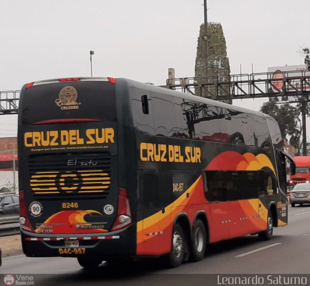 Transportes Cruz del Sur S.A.C. 8246 por Leonardo Saturno