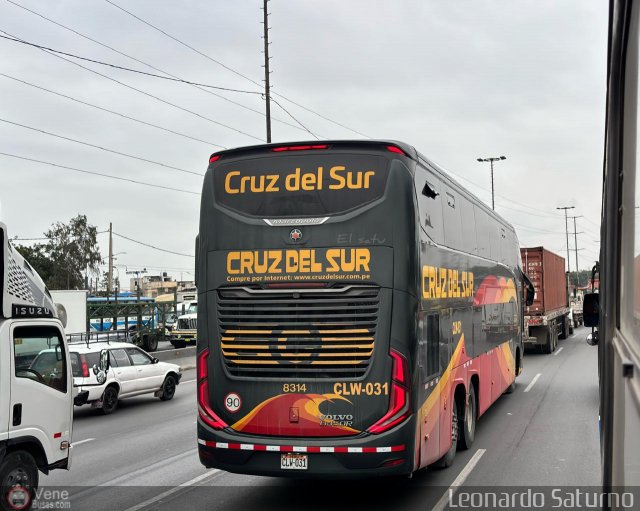 Transportes Cruz del Sur S.A.C. 8314 por Leonardo Saturno
