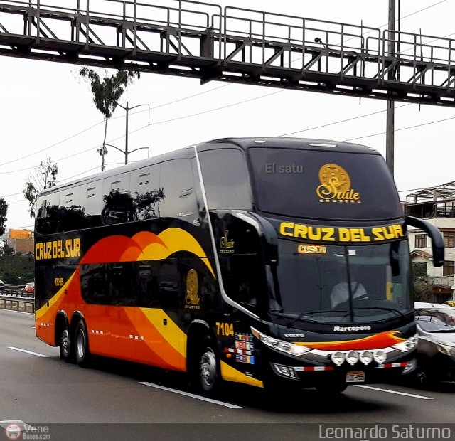 Transportes Cruz del Sur S.A.C. 7104 por Leonardo Saturno