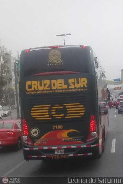 Transportes Cruz del Sur S.A.C. 7180 por Leonardo Saturno