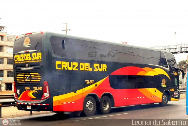 Transportes Cruz del Sur S.A.C. 8260 por Leonardo Saturno