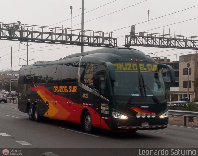 Transportes Cruz del Sur S.A.C. 4120 por Leonardo Saturno