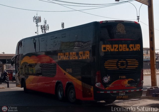 Transportes Cruz del Sur S.A.C. 7166 por Leonardo Saturno