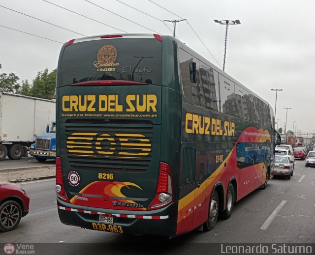 Transportes Cruz del Sur S.A.C. 8216 por Leonardo Saturno