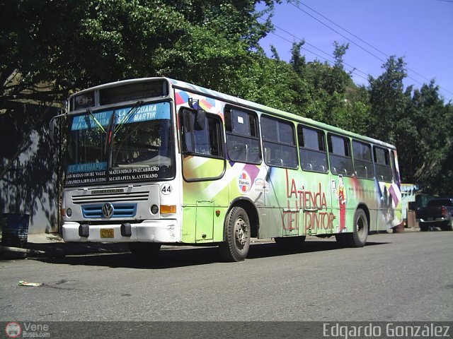 DC - Autobuses de El Manicomio C.A 44 por Edgardo Gonz�lez