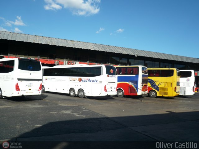 Garajes Paradas y Terminales Caracas por Oliver Castillo