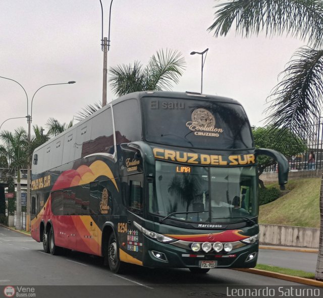 Transportes Cruz del Sur S.A.C. 8254 por Leonardo Saturno