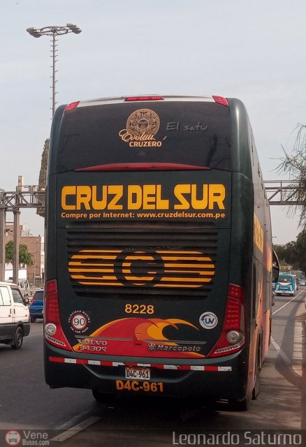 Transportes Cruz del Sur S.A.C. 8228 por Leonardo Saturno