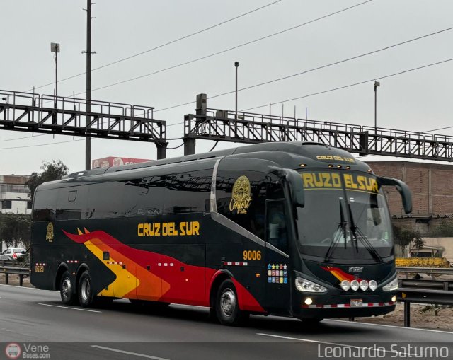 Transportes Cruz del Sur S.A.C. 9006 por Leonardo Saturno