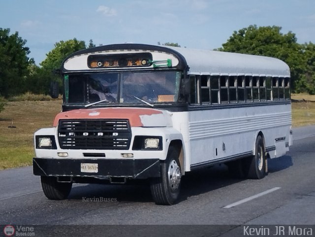 Particular o Desconocido 0969 por Kevin Mora