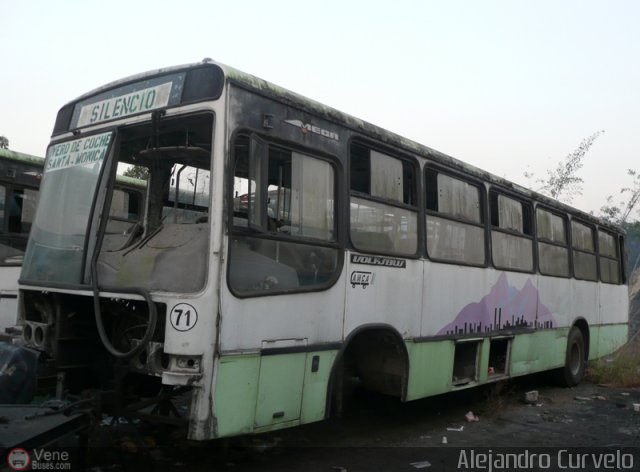 DC - Autobuses de El Manicomio C.A 71 por Alejandro Curvelo