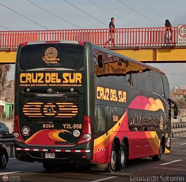 Transportes Cruz del Sur S.A.C. 8264 por Leonardo Saturno