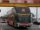 Transportes Cruz del Sur S.A.C. 7166 por Leonardo Saturno